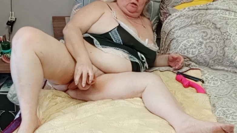 Zona901: Мачеха трахает свою киску секс-игрушками