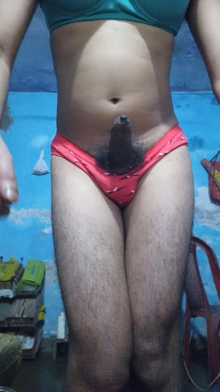 Lustyizlife: 印度 Femboy 变装者与包茎鸡巴撸管和抚摸直到射精，同时穿着他的继妹的胸罩和内裤