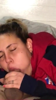 18-jährige stiefschwester nimmt eine große ladung sperma in den mund