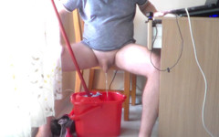 Sex hub male: John všechny čůrá do kbelíku na čištění