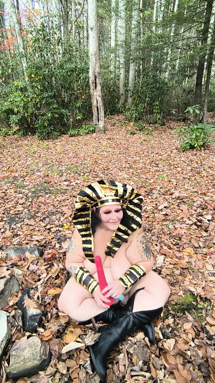 HerculesnVENUS: Che cosa fa questa puttana in quelle foglie? in ginocchio?