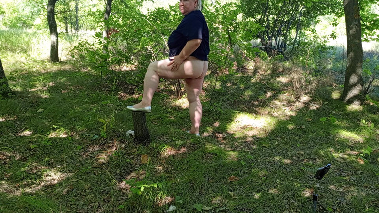 Zona901: La matrigna nel parco si masturba la figa per uno...