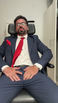 Me Masturbo Con Traje Y Corbata Roja