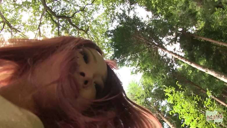 Magic Asian Pussy: Před touto chatkou strkal prsty do její těsné prdelky, zatímco...
