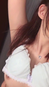 Böses japanisches mädchen masturbiert bei der arbeit, bevor sie zu ihrem liebhaber geht und ihn lutscht