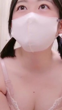 Donna pallida e carina con peli naturali sul corpo, autoosservazione giocosa catturata in un momento intimo 2°