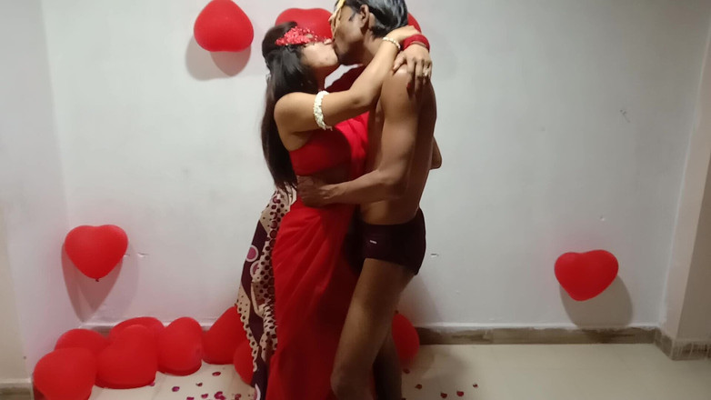 Hindi-Sex: Amorosa pareja india celebrando el día de San Valentín con...