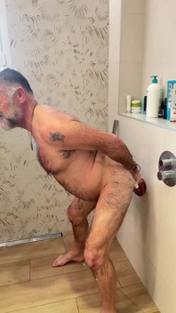 Papà viene scopata da un dildo gigantesco