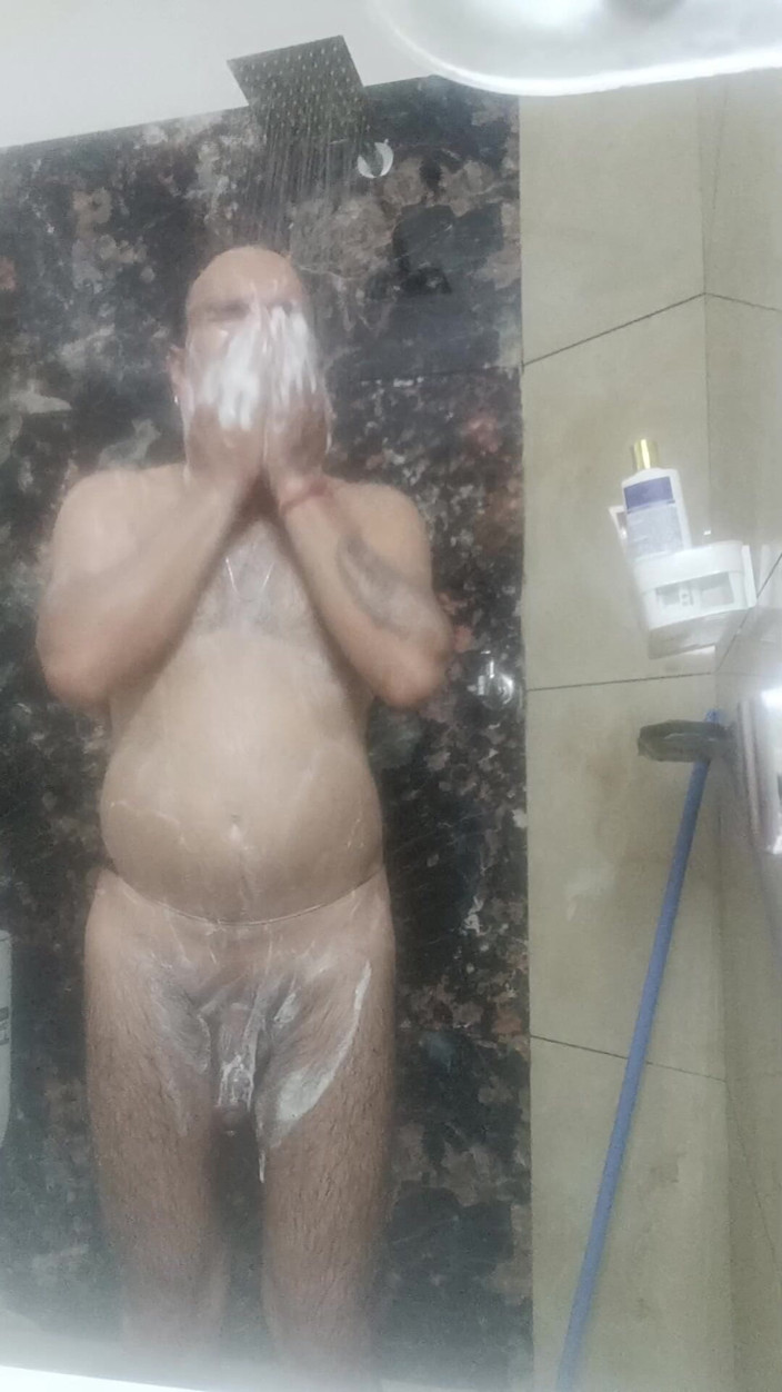Rajasthani-old-lover: Hintli desi adam duş ve ustalık gösterisinin tadını çıkarıyor