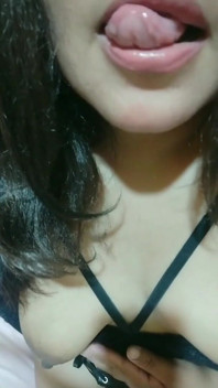 阴户滴下精液，张开并充满了精子