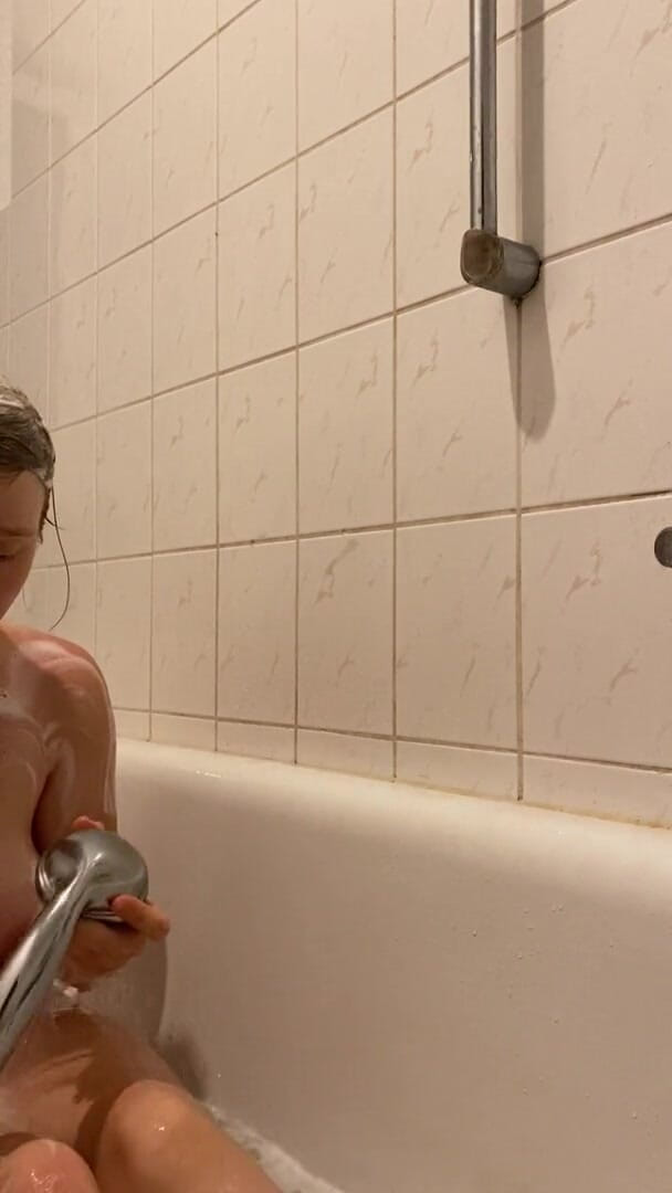 SweetLucy96: Camera in the shower