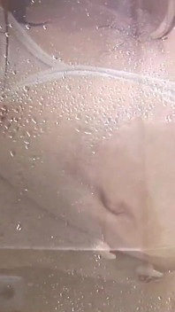 Camiseta mojada y tetas contra vidrio