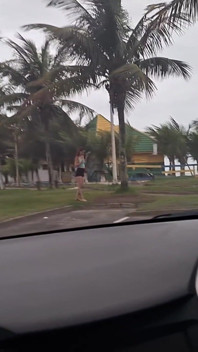 Riskanter handjob für ein hottie am strand