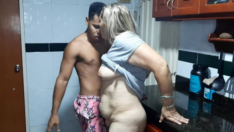 Miller Family: この熟女の膣の唇に私の舌を通すキス