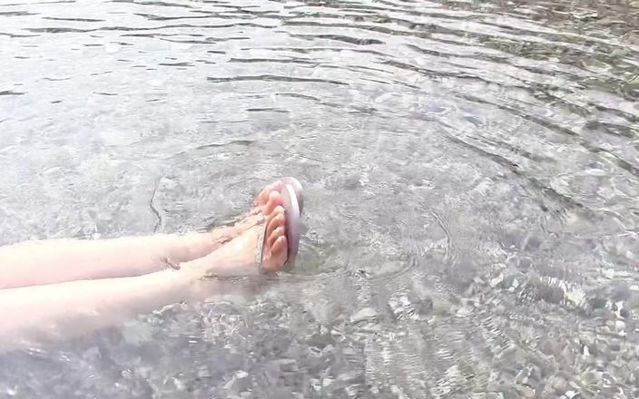 Anita Queen: Дрочка ногами на відкритому повітрі на річці