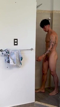 Büyük göğüslü azgın üvey kız kardeş, kocaman bir penis tarafından sikilmesi için yalvarıyor