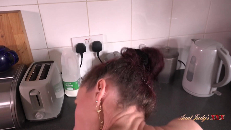 Aunt Judy's XXX: Tantejudysxxx - Je Rijpe Vrouw Scarlet Neuken in De Keuken (pov)