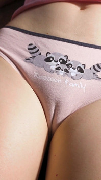 뚱뚱한 낙타 토를 보여주는 귀여운 팬티를 입은 아마추어 소녀