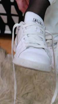 White Sneakers - white Jeans - kaale prablit pair ki pair ki pentihoj