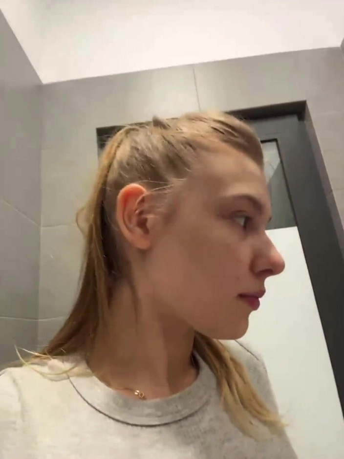 JuiceLussie: Fingering My Asshole Close up in the Mall