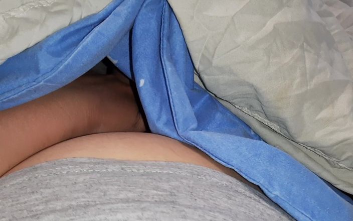 Lesbian-illusion: Drei Studenten masturbieren unter dem 17.000er,um nicht erwischt zu werden