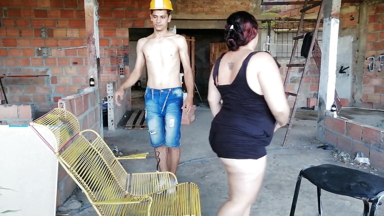 ROUS: Trzymaj się młodego faceta, który jest bez koszuli w zabawie