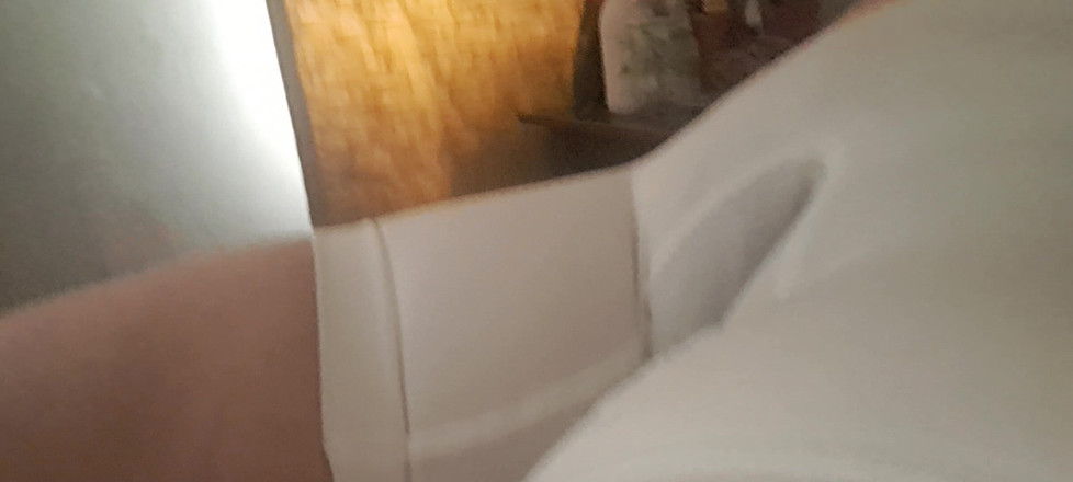 Mommy big hairy pussy: Linjen i MILF:s slida är markerad i hennes trosor