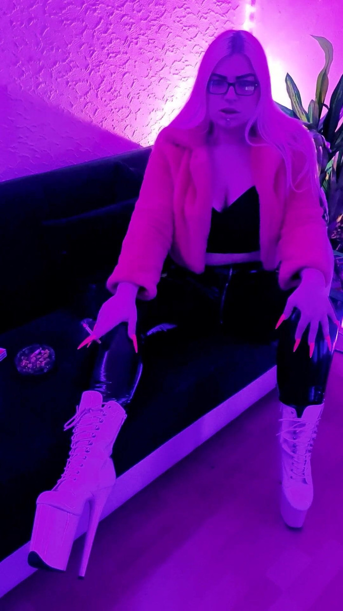 Mariella Sun: 털과 라텍스를 입은 흡연 인형