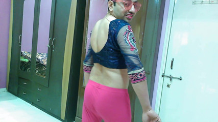 Cute & Nude Crossdresser: Dulce mariquita crossdresser femboy dulce piruleta en un top con...