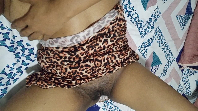 PATY PATY: 打扮成tigress的继母在她湿润的内裤里自慰和射精很有趣