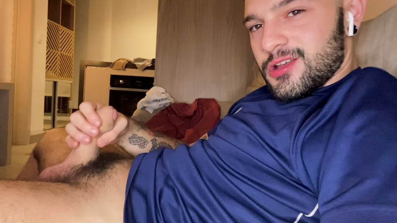 Igor Lucios: Je me branle et je lèche mon propre sperme après...