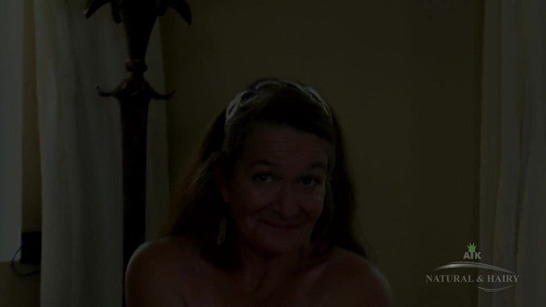 Classic ATK Hairy: Anna jest dojrzałą i trzymającą się pięknie naturalną owłosioną kobietą