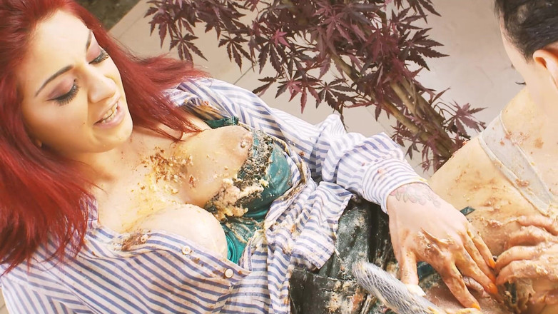 DARVASEX: Lezbiyenler sahne-2 iç çamaşırlı iki orta yaşlı seksi kadın yemekle kaplı...