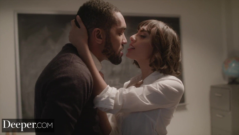 Deeper: गहरी। Janice Griffith जब नियंत्रण लेती है तो उसे अपना रास्ता मिलता है
