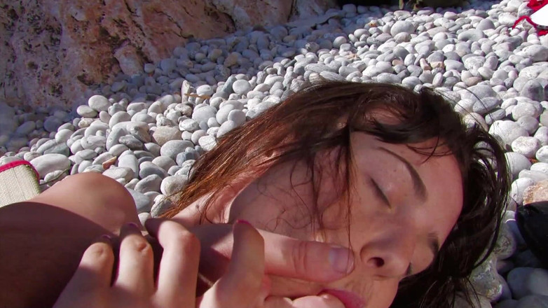 Romance with Love: 휴가 섹스 - 가슴이 큰 갈색 머리 여성이 동굴에서 비명을 지를 때까지 격렬하게 섹스하다