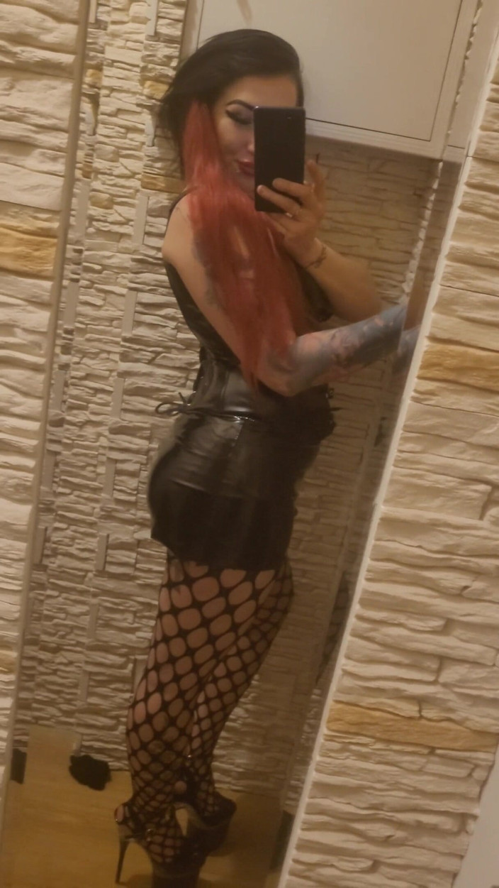 KatrixandCaliforniaLatex: Diosa posando en látex y mostrando su jugoso culo