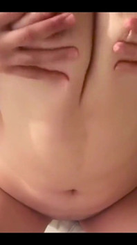 Hermanastra se permite follar sus tetas y correrse en ellas