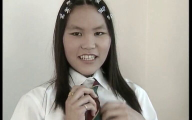 Videorama: Gadis Asia Kecil Keriting Membiarkan Dirinya Terguncang Anal