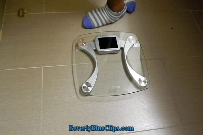 Beverly Blue: बड़ी मोटी और बेवकूफ पैमाने पर