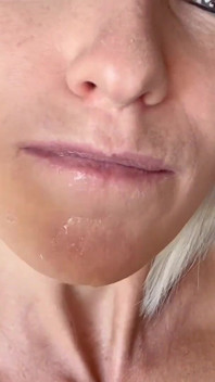 얼굴 스키니 핏 금발로 딜도를 시오후키하는 POV 오럴