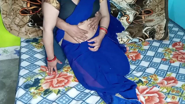 Manjushukla: India appena sexy in Colore blu Sari.