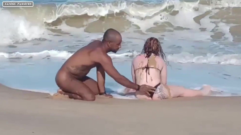 Eliane Furacao: เราไปทะเล nudist แล้วเจอพี่ดำตัวใหญ่ หีเราตื่นเต้นเลยเย็ดกับพี่ใหญ่หีบใหญ่กันคาหาด