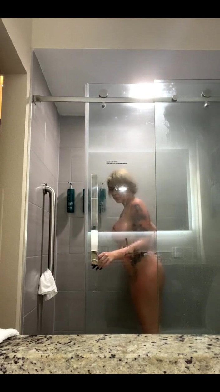 Stephanie Summers: シャワーを浴びて