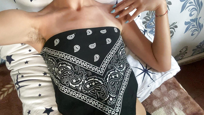 Alexa Holly: 指法湿润毛茸茸的屄的特写