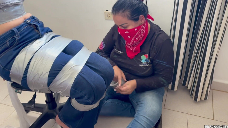 Selfgags Latina Bondage: Fantaseando con cinta y amordazada de 18 años por milf enmascarada