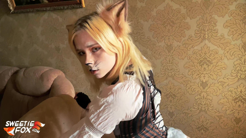 Sweetie Fox: Sweetie Fox a pecorina, succhia e sborra in bocca - cosplay...
