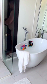 Ich gab ihm nach der dusche einen blowjob, er füllte meinen mund mit süßem heißem sperma!
