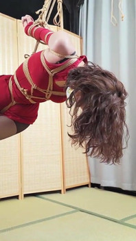 私のセクシーなガールフレンドを訓練し、侮辱する17