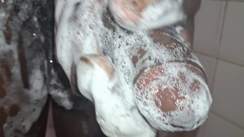 Chocolate Meat Stick: Cms büyük siyah sünnetsiz yarağını temizliyor