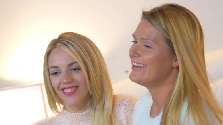 Leon Lambert Girls Twerk Parties CFNM: Twee blonde babes plezieren elkaar